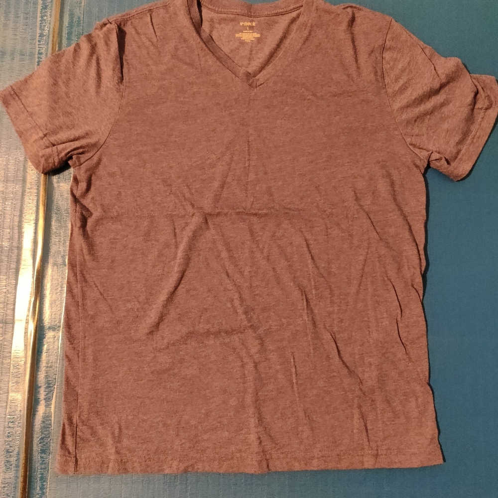 Plain T shirt V neck large